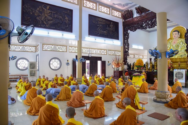 Pratimoksa commandment rite and precept listen at Hoang Phap pagoda